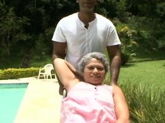 ¡Puta de la abuela brasileña viejo loco!