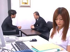 Preciosa secretaria Asiatica muy puta y de minifalda ama mamar pollas y ser follada en la oficina