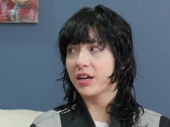 La chica cachonda fue llevada a un asilo anal para una terapia desinhibida. Aturdidor loco viene para un extraño tratamiento de agujero anal y disfruta de bdsm con anal profundo del culo a la boca follando duro