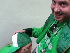 Dos chicas amateurs tienen fiesta pública con mamada. Dos chicas amateur calientes en leggings naranja según la fiesta con mamada pública y luego trajo a los tipos de vuelta a casa donde follar y chuparlos pov