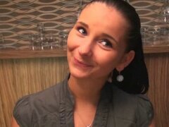Vamos a ver cómo cachonda Marie Checa la camarera bang en el. Vamos a ver cómo cachonda Marie Checa la camarera bang en la parte posterior de la barra con este tío quien le mostró un grueso fajo de chica cachonda Checa de efectivo Marie chupa tio bien det