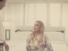 Michael follando a una anciana hasta que se corra. Mira a Erica mientras se hace camino para conseguir un joven Michael para satisfacer su necesidad como una anciana Se desnudó para un buen masaje cuando de repente se frota el pie derecho en su entrepiern