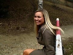 Rubia tetona jovencita se saca toda la ropa en publico en un video de reality pornografico
