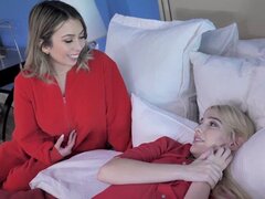 Madre adoptiva y dauther comparten con una enorme polla. La nueva hija de acogida Kenna James encontró una nueva familia de acogida con su madre Kat Dior y su padre Quinton James. Sus padres decidieron darle un regalo especial al comenzar un trío familiar