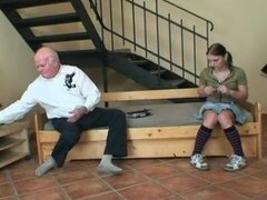 Abuelo viejo follando a una chica más joven y dando mamada